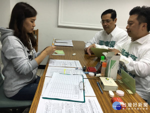 議員參選人張志豪7日由立委江永昌陪同至新北市黨部登記初選，力拚提名。（圖／記者黃村杉攝）