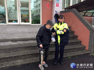 八旬婦迷途雨中徘徊  南崁警助返家