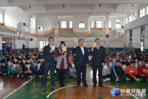 國際基甸會巡迴澎湖演講贈經書　盼學子領略生命智慧