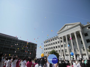 
嘉陽高中運用產學策略聯盟，結合師資、技術、設備，整合董事會50餘年經營畜產、獸醫、生物科技等產業資源，創設中部唯一「寵物經營科」，培育人材搶食臺灣每年500億萌經濟，學生科系有興趣，亦受家長肯定及期待。（記者陳榮昌攝）