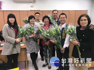 
大甲區長劉來旺八日親送職員工一束百合花，為婦女員工慶祝「三八」婦女節，女職員驚呼區長太有心了。（記者陳榮昌攝）