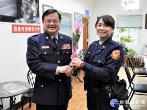 祝賀38國際婦女節   龍潭警分局長溫馨贈花