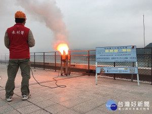 8日因鋒面系統過境台灣，經濟部水利署上午11時30分掌握降雨雲系影響時機，啓動曾文水庫地面增雨作業，盼天降甘霖，紓緩曾文水庫儲水量僅22％的缺水情況。（圖／經濟部水利署）