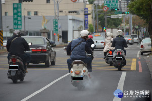 圖說:烏賊車取締案件中以二行程機車佔大宗，台中市烏賊汽機車檢舉取締案件數，106年減幅達35%。（圖/臺中市政府環保局）