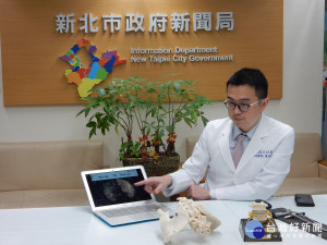 新北市立聯合醫院神經外科醫師陳冠毓指出，過去的脊椎手術，住院約需1個星期才能出院，但微創脊椎手術則免住院恢復又快。（圖／記者黃村杉攝）