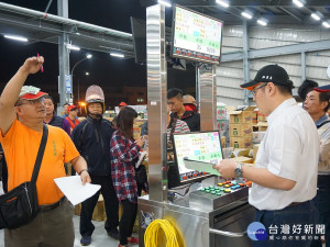 果菜運銷公司指今日到貨量雖然如預期－樣增加，但價格明顯相對穩定。（圖／新北果菜公司提供）
