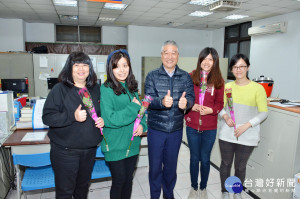 分局長翁群能致贈玫瑰花給所有的女性同仁及婦女志工們，感謝她們一年的工作及付出辛勞。