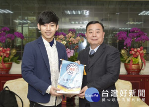 邱議長頒贈議會會旗給劉柏成理事長 
