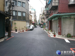 板橋區公所打通重慶路62巷的道路瓶頸，啟用後讓當地住戶出入更加便利。（圖／記者黃村杉攝）