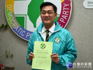 前白河鎮長和區長劉米山，前往黨部完成初選登記。