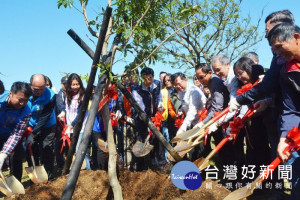 桃園市長鄭文燦上午前往楊梅區和平森林公園，出席107年度桃園市植樹節。

