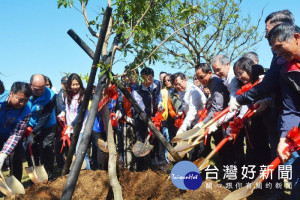 桃園市長鄭文燦上午前往楊梅區和平森林公園，出席107年度桃園市植樹節。

