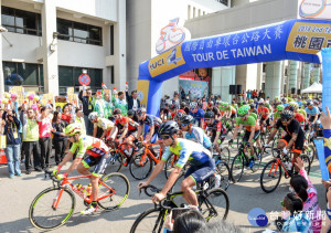 「2018國際自由車環台公路大賽-桃園市站」參賽選手於桃園市政府前起跑衝刺。