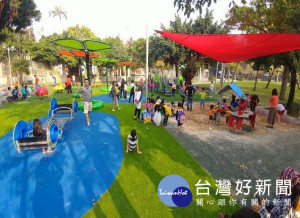 立農公園兒童遊戲場以八仙圳為主題發想。