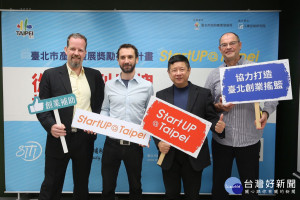北市產業局林崇傑局長與外籍創業家合照。