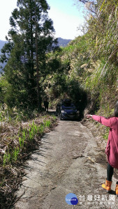 復興巴陵地區車子因誤信導航而受困山區，經警方前往救援後而脫困。(記者陳寶印攝)
