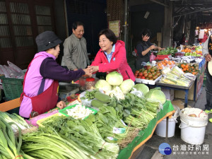 楊麗環勤跑基層不鬆懈    握緊每雙熱情支持的手