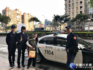 日籍旅客來台遺失背包  龍潭暖警窩心送回失主