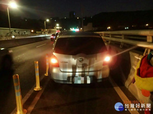 台三線武嶺橋發生車禍，一部撞至機車道，另一部在汽車道，形成大塞車。（圖／記者陳寶印攝）
