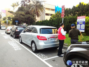 桃園市交通局試辦停車自主開單成效良好，將擴大試辦並延期停車半價優惠1個月。