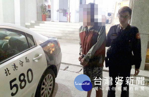 吳姓慣竊趁被害人外出吃宵夜忘記鎖門，隨即進入竊取財物，遭警方鎖定逮捕。（記者陳昭宗拍攝）