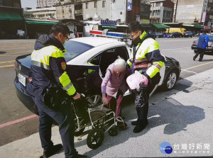警方發現老婦人走失於路邊，金、魏2員隨即下車向前關心鍾老夫人帶返所休憩。

