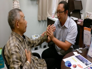 醫生診療情形。林重鎣攝