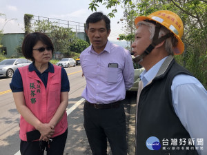 台電人員向市議員張芬郁說明。林重鎣攝