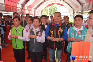 

農曆二月三日（十九日）是文昌帝君聖誕日，大甲區各界在文昌公園隆重舉行三獻禮祭典。禮成後區長劉來旺，市議員吳敏濟一起分送與會的學生、民眾壽桃，祈望大家吃平安健康，學業進步。（記者陳榮昌攝）
 