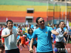 市長朱立倫到場跟參賽人員一起跳健康操，並歡迎各位爸爸媽媽、阿公阿嬤、家長們跟同學一起來運動。（圖／記者黃村杉攝）