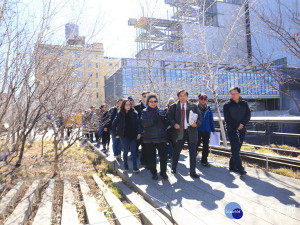 高雄市長陳菊帶團考察紐約市區綠地景觀規劃。（圖／高雄市政府提供）