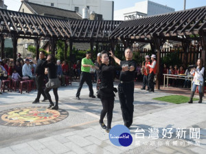 

外埔區吾愛譜薩克斯風昨日在大甲文昌公園表演，優美的音弦律、美姿的舞技、民眾一面喝咖啡，隨音樂合唱，熱況又幽雅場面達到沸點。（記者陳榮昌攝）

