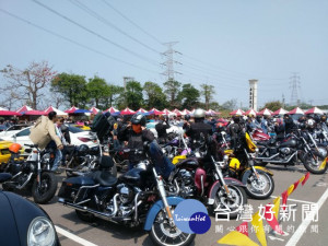 

嘉陽高中結合飛修等科技職專題成果展，在有趣的園遊會攤位中，身價高昂酷似F1賽車的Ariel Aton現身，全校師生及家長看得無比興奮！（記者陳榮昌攝）