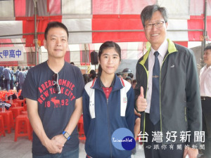 
三年每天搭三段公車省十公里免費到大甲高中求學的柯旻秀同學，終於出人頭地的錄取台大昆蟲系，是今年大甲高中成績大放異彩中的焦點學生。（記者陳榮昌攝）