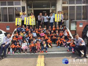 小朋友參觀大肚分駐所。林重鎣攝