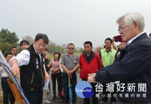 工務處長彭子程解說斗六十三分里跨越乾溪新建橋梁規劃報告。（記者陳昭宗翻攝）