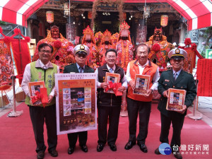 由彰化郵局發行的南瑤宮笨港進香「潦溪版-橫渡濁水溪」郵票過火儀式。圖／記者鄧富珍攝