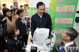 朱立倫市長、社會局長張錦麗、衛生局副局長高淑貞等21日一早陪同長者呂永福、王美琴到寶島眼鏡公司板橋門市配鏡。（圖／記者黃村杉攝）