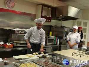 圖說: 義大利CFIQ(歐盟跨國培訓認證)主廚Alessandro Ghirardotti(亞歷山德羅•哈洛多提)現場示範製作的義法甜點。（圖/記者林重鎣攝）