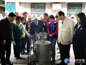 桃園市長鄭文燦在市府團隊及議員們的陪同中視察桃園火車站周邊環境改善情形。