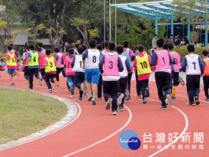 市議員參選人劉米山極力爭取，新住民小孩在校學習媽媽的母語。