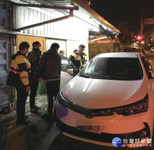 警方為民服務，意外查出吳男是桃園地方法院3月初發布之詐欺通緝犯。