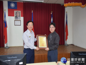 霧峰分局長莊勝雄（左）感謝張主任檢官的演講。林重鎣攝
 