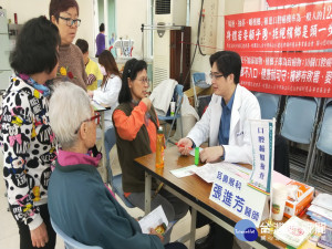 仁愛醫院到立德社區服務。林重鎣攝