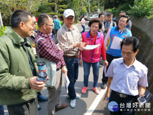 市議員林碧秀會勘玉蘭谷自來水。林重鎣攝