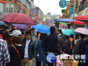 

 農曆過完年後，緊接著就是大甲鎮瀾宮迎神賽會熱潮開始，頻繁的活動吸引難估計的遊客人潮，造成中心嚴重塞況，區民建議順天路部份路段打造徒步區，以解亂象。（記者陳榮昌攝） 