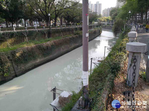 愛河變成乳白色，環保局表示是自然環境及愛河河道特性等因素所產生的自然現象，並非為污染事件。（圖／高雄市政府環保局提供）