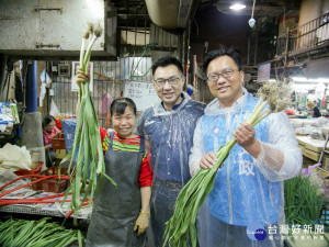 江啟臣冒雨陪陳文政掃菜市場