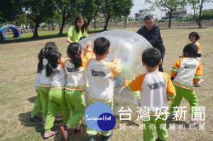 鄉長蘇國瓏陪同鄉立幼兒園的小天使們，在公園寬廣的草皮上玩氣墊大滾球，大小朋友樂翻天。（記者陳昭宗拍攝）