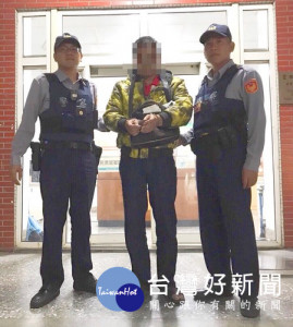 男子侵入民宅行竊，得手後巧遇警方攔查，事跡敗露乖乖束手就擒。